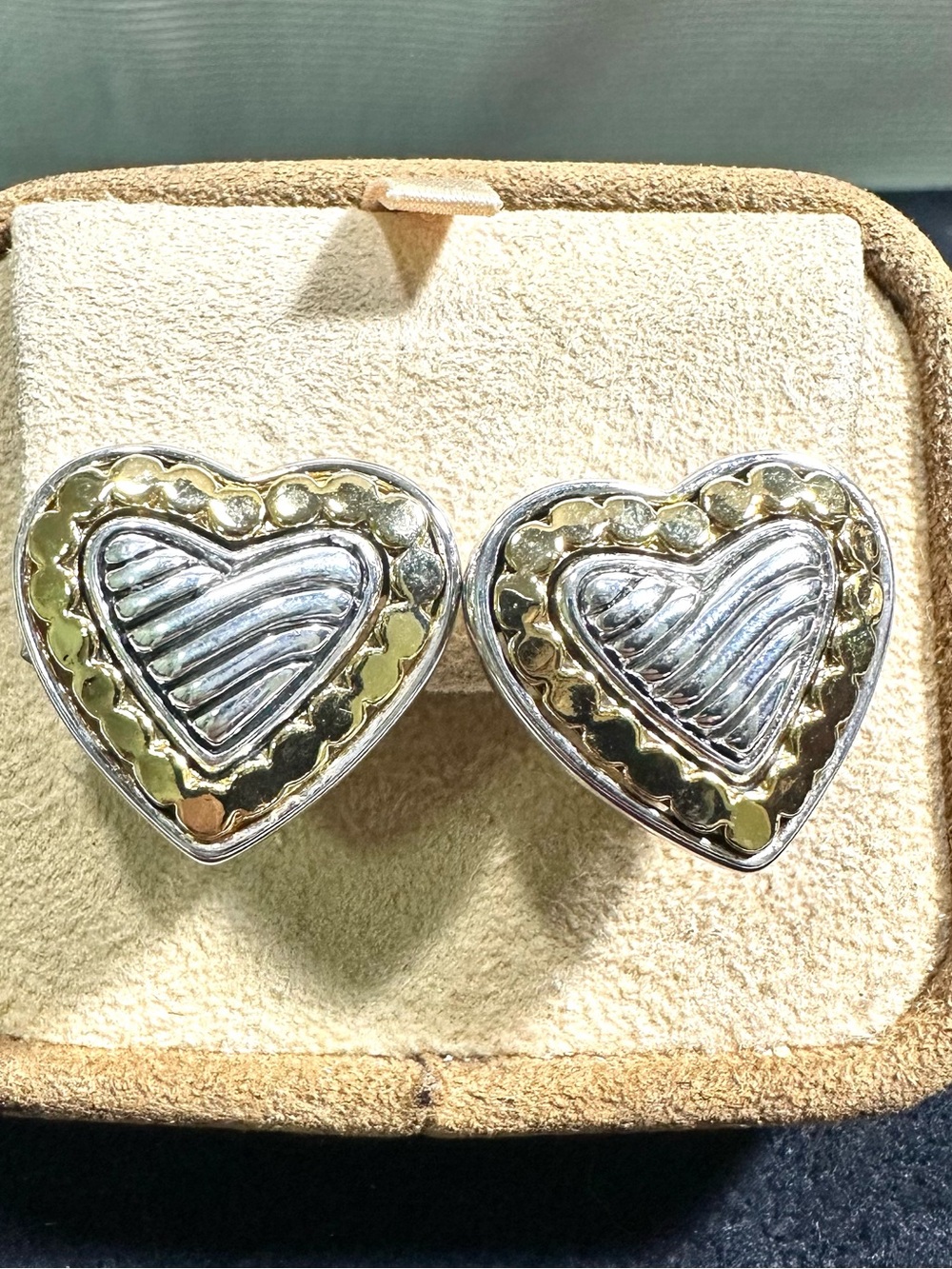 NOS/ Vtg Two Toned Ribbed Heart Earrings